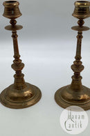 Par antikke lysestager i messing fra E.A. Næsman & Co Eskilstuna i Sverige