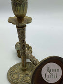 Par lysestager i messing med art deco dekorationer i relief ca. 1920