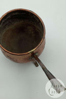 Høj dansk kobbergryde med håndtag stående på tre ben fra midt i 19. århundrede.