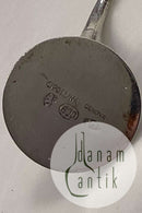 シルバーの台座にパイプのミニチュアモデル。