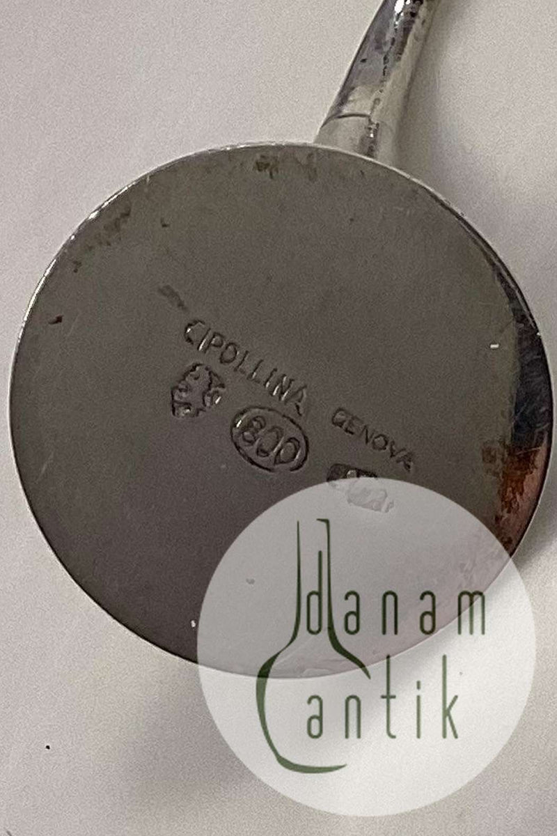 シルバーの台座にパイプのミニチュアモデル。