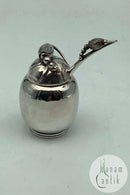 Georg Jensen Sterling Sølv Magnolia Sennepskrukke med ske No. 2A  Måler 8cm / 3.15 inch  Vejer 79,4 gram / 2.80 oz