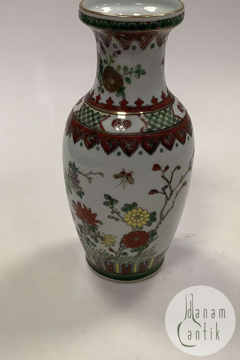 Chinesische orientalische Vase in roter Farbe