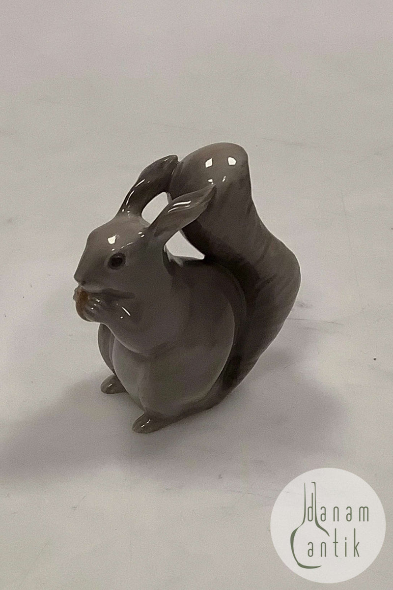 Tidlig Royal Copenhagen Figur af Egern med nød No. 2845/982