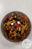 Orangefarbene Buchstabenwaage aus Glas