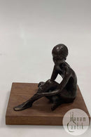 Royal Copenhagen S. G-Kelsey Bronze Figurine af Siddende Balletdanserinde fra 1975. No. 480/500