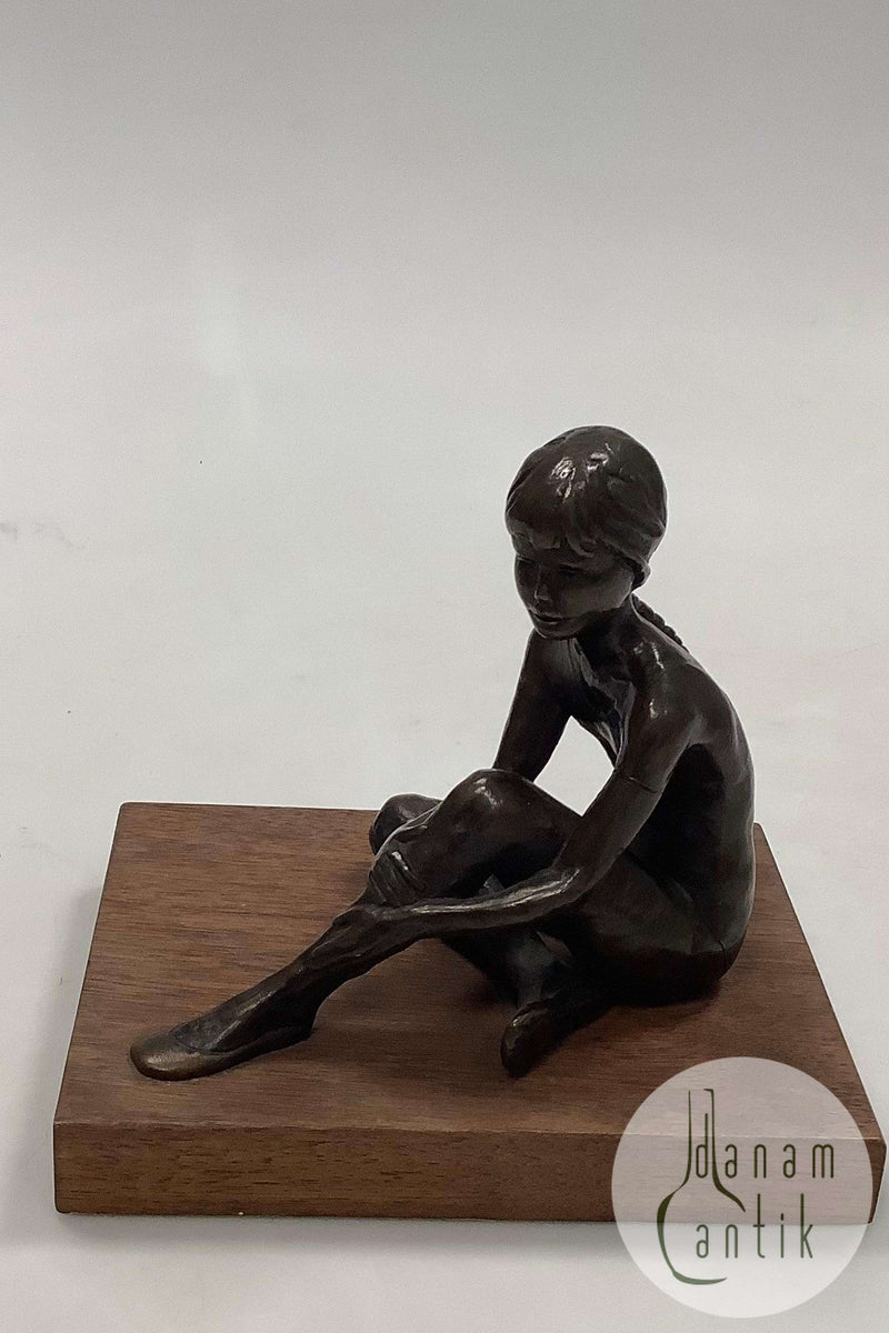 Royal Copenhagen S. G-Kelsey Bronze Figurine af Siddende Balletdanserinde fra 1975. No. 480/500