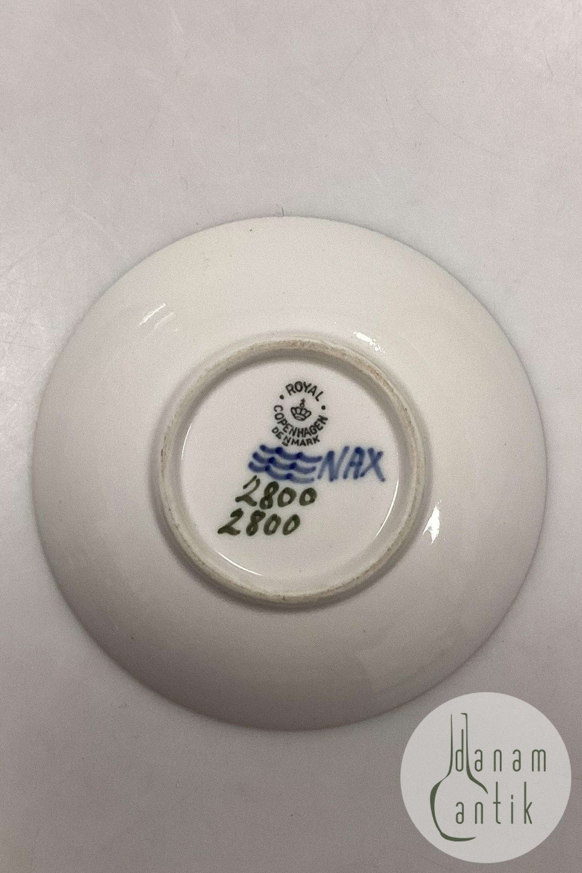 皇家哥本哈根新艺术风格小盘子，带花，编号2800/2800