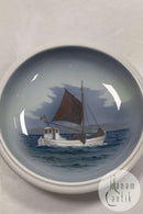 Royal Copenhagen Art Nouveau Skål med skib No. 2927 / 2528