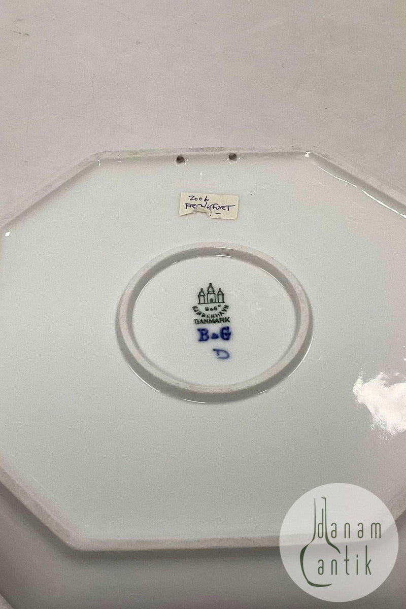 Bing og Grøndahl Alfabet Platte Frankfurt.  Designet i 1933-1934 af Ove Larsen