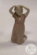 Bing 和 Grondahl 塑像女孩梳头 No 2257