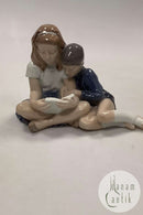 Royal Copenhagen Figur af siddende Dreng og Pige No 4670