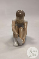 Bing og Grøndahl Figur Dreng tager sok af No. 2199