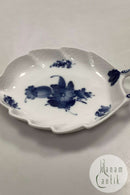 Royal Copenhagen Blå Blomst Flettet Bladformet Skål No 8001. Måler 18cm / 7.09 inch og er i god stand.