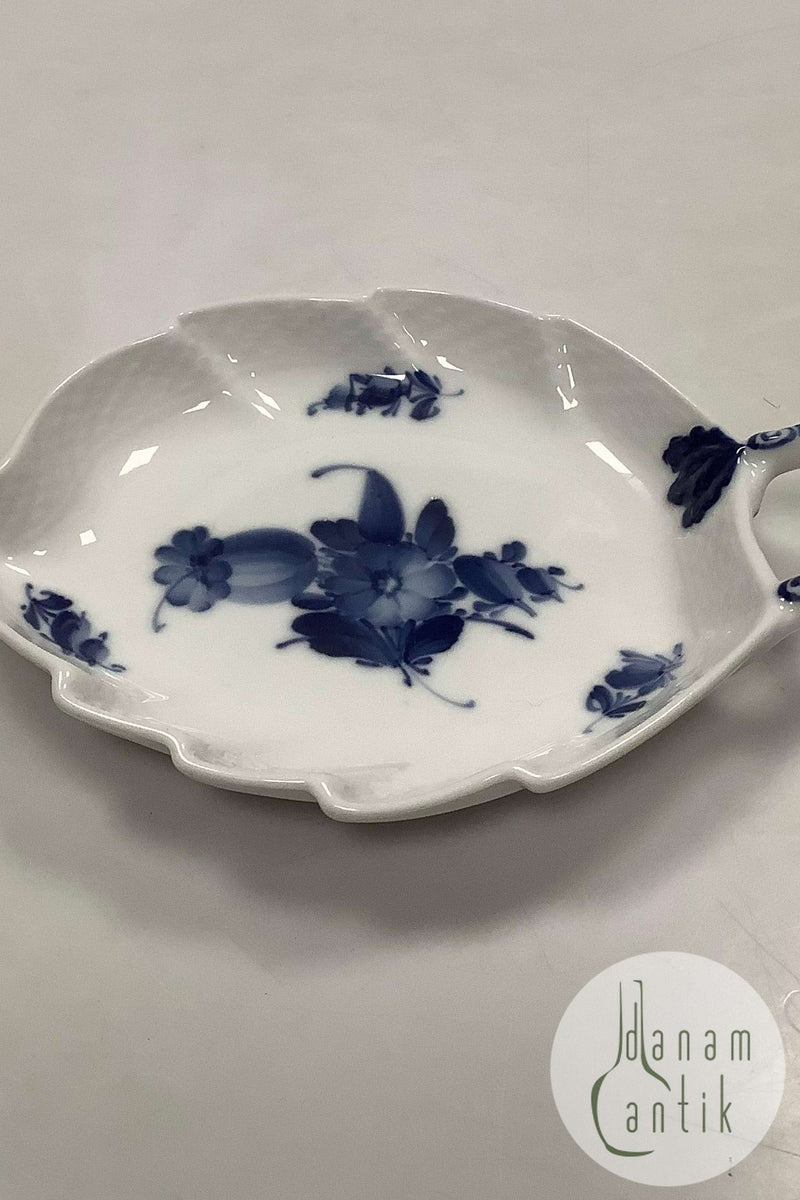 Royal Copenhagen Blå Blomst Flettet Bladformet Skål No 8001. Måler 18cm / 7.09 inch og er i god stand.