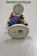 M.J. Hummel Porcelæn Figur af Pige i Træ No. 141