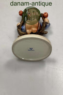 M.J. Hummel Porcelæn Figur af Dreng i Træ No. 142