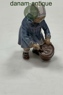 Dahl Jensen Figur af Pige med Skovl og Spand No. 1151