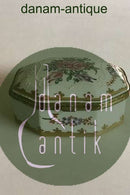 Französische Porzellandose mit vergoldeter Bronzefassung und handgemalten Blumen&