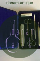 Nagelset/Pediküre-Set im Etui mit schwarzem Skai überzogen. Griffe der Beine