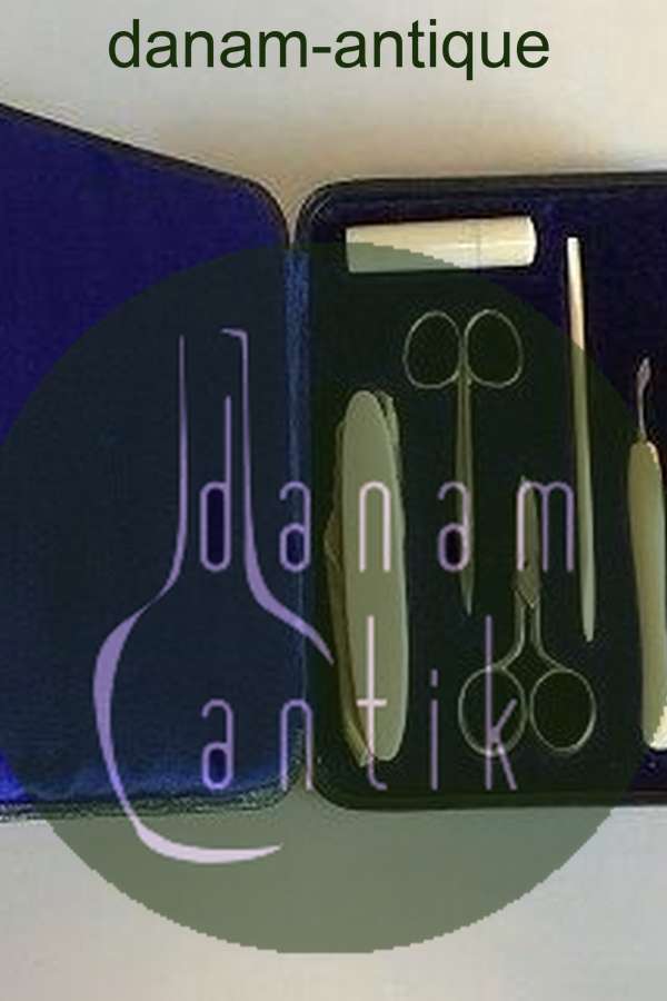 Nagelset/Pediküre-Set im Etui mit schwarzem Skai überzogen. Griffe der Beine