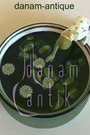 Aluminia Fajancefigur/fad "Pige, der plukker åkander". Designet af Harald Slott-Møller i 1905 No 525/397