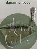 银色心形装饰的粉盒、镜子和唇膏盒。