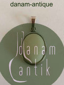 N.E. 从纯银骨质项链的吊坠。