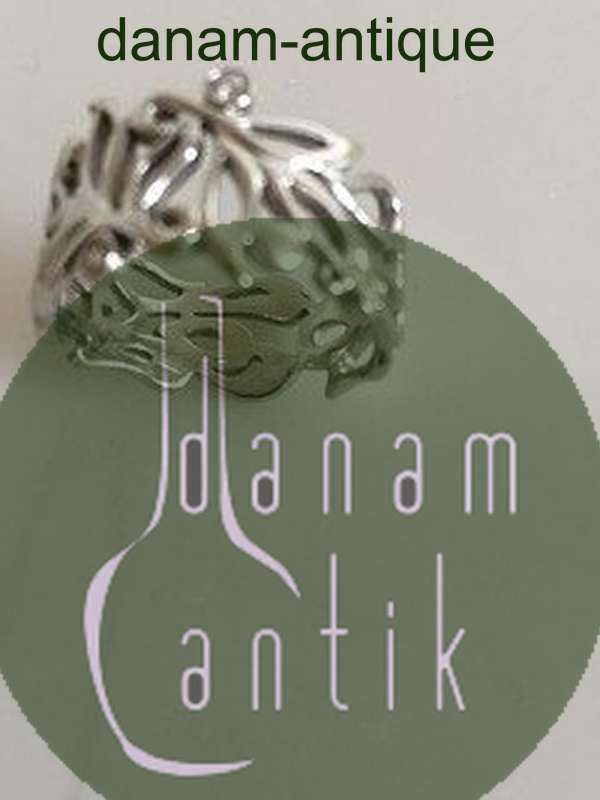 Dirks Blomsterring, 14K hvidguldsring med 3 brillanter. I alt 0.05 ct. W.SI.