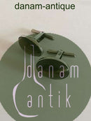 タイガーアイをあしらったシルバーのオーバルカフリンクス。