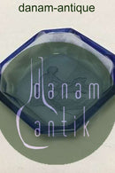 Saltkar i blåt glas.