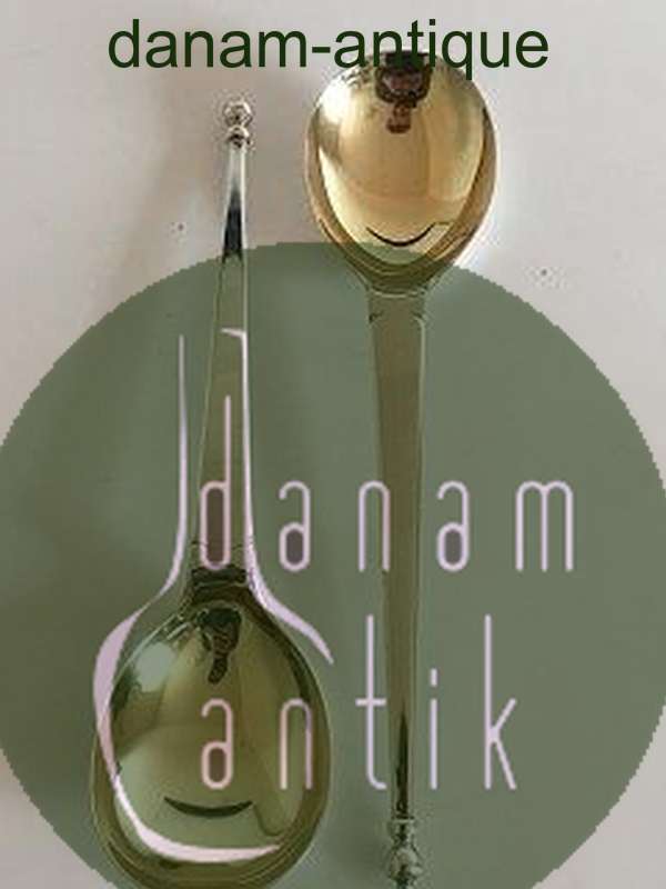 Sæt af to serveringsskeer i Sølv med forgyldt endestykke.