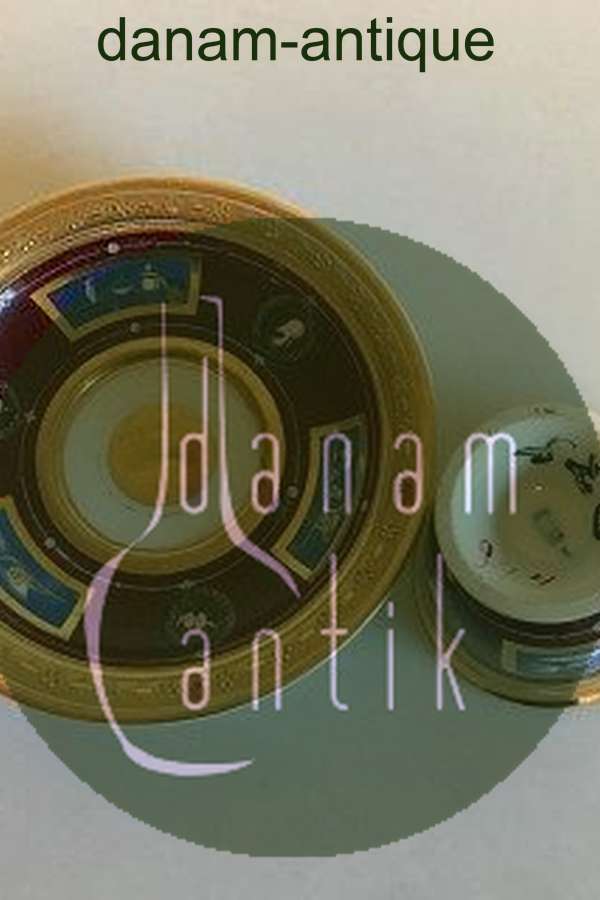 Royal Copenhagen Empirekop i Sevresstil dekoreret med stridsvogne og kvindesilhuet. Fra 1820-1850