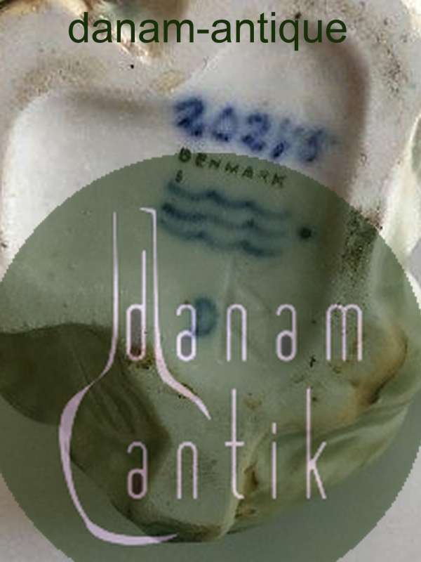 Royal Copenhagen Stentøjs Figur af Barn med Bjørn No 20245