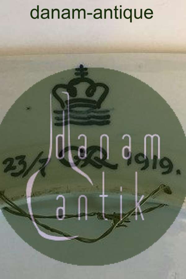 Royal Copenhagen Unika Fajance ottekantet platte dekoreret med ged der spiser af et træ