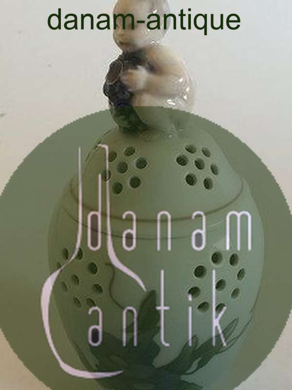 Royal Copenhagen Potpourri Lågkrukke med Dreng/putti på toppen No  790/2303.