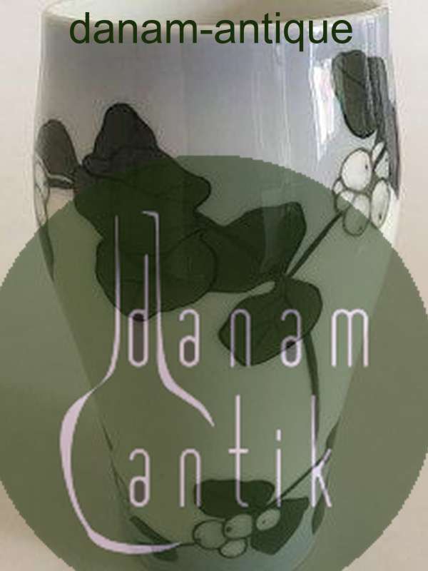 Royal Copenhagen Vase No 204/65A med Snebær Motiv