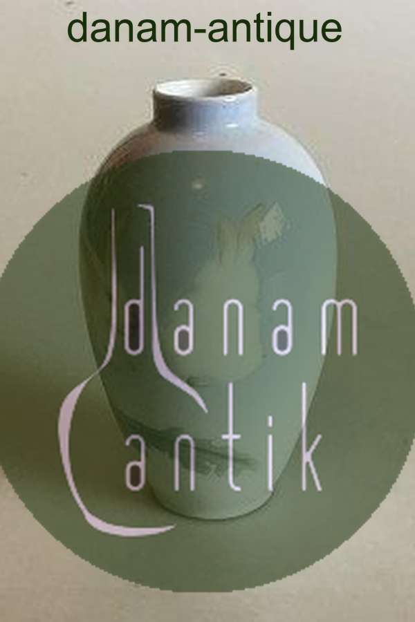 Royal Copenhagen Art Nouveau vase dekoreret med Kaniner No 243/47A