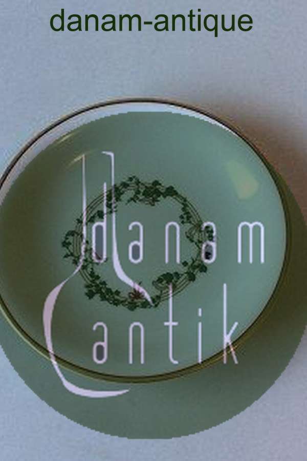 皇家哥本哈根的圣诞边盘。设计者：Jette Frölich 2002。尺寸为19厘米。