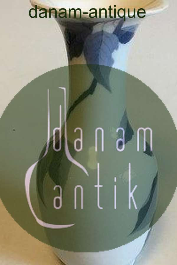 Bing & Grøndahl Unikavase designet af Fanny Garde. Dekoreret med kirsebærgren i blå farver