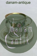 Bing & Grøndahl kop og underkop i guld og polykrom overglasur med blomstermotiv.