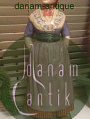 Royal Copenhagen Overglasur figur af dame fra Færøerne No 12221