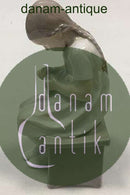 ビング＆グロンダール スツールの上で刺繍をする少女のフィギュア No 1879