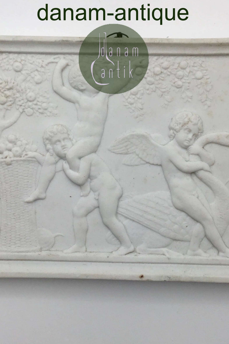 Royal Copenhagen Bisquit "Amor med en svane og drenge der plukker frugt (sommer)" Platte