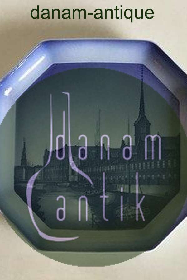 Bing og Grøndahl Alfabet Platte Børsen. Designet i 1933-1934 af Ove Larsen