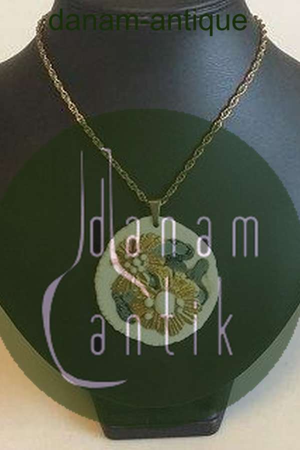 Royal Copenhagen Vedhæng a fporcelæn med gulddekoration. Designet af Nils Thorson. Sterling sølv af Anton Michelsen