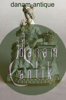 Meissen Figur af siddende dame med blomster