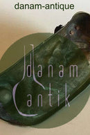 带墨盒的青铜笔架。装饰有猫头鹰