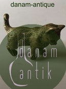 后腿站立的猫的青铜像