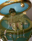 Opalglas-Ei im Metallständer mit Überraschung